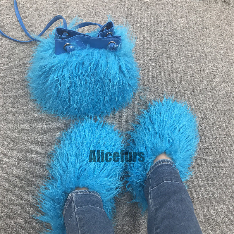 Chaussons en fausse fourrure bouclée avec sac seau assorti
