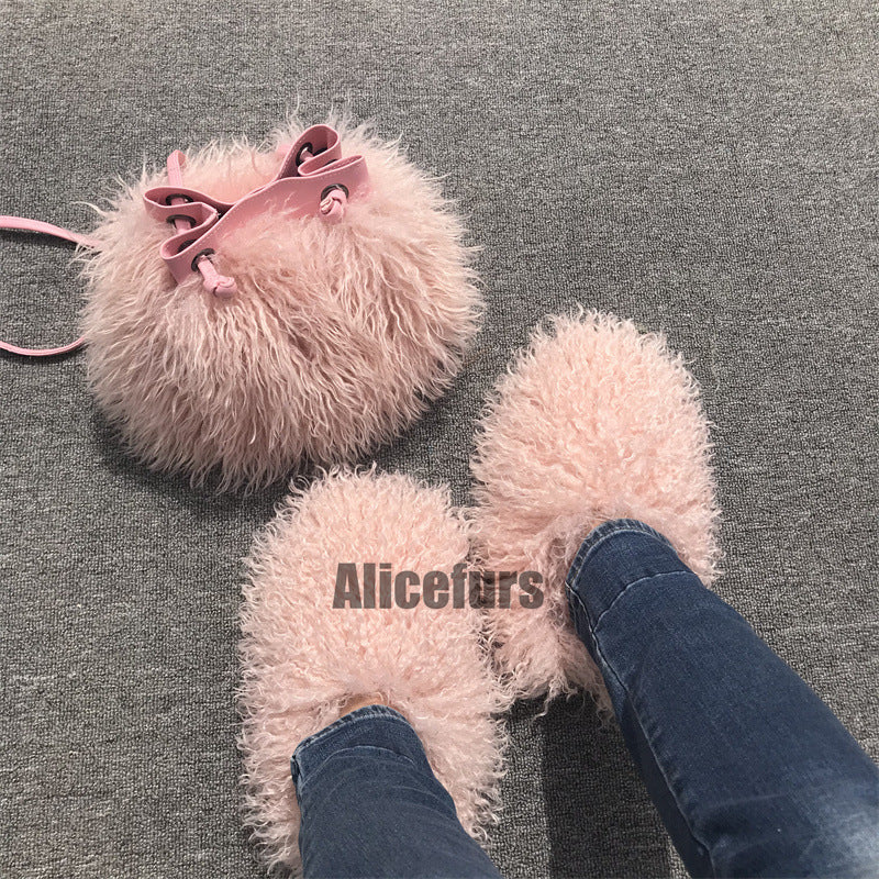Chaussons en fausse fourrure bouclée avec sac seau assorti