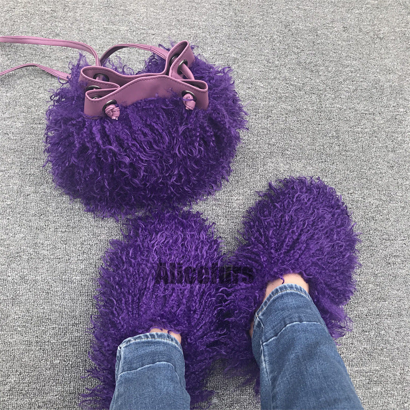 Chaussons en fausse fourrure bouclée avec sac seau assorti
